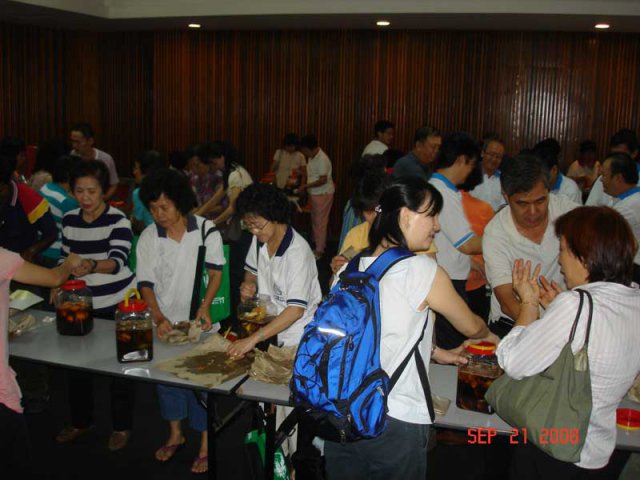 Peserta-peserta bengkel alam sekitar membuat EM pada 21 Sep. 2008
